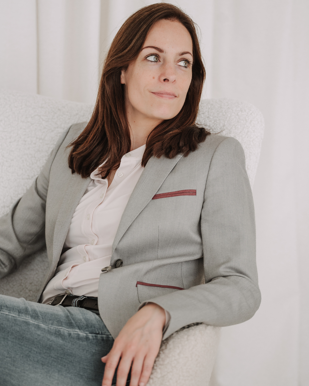 Esther schuin kijkend